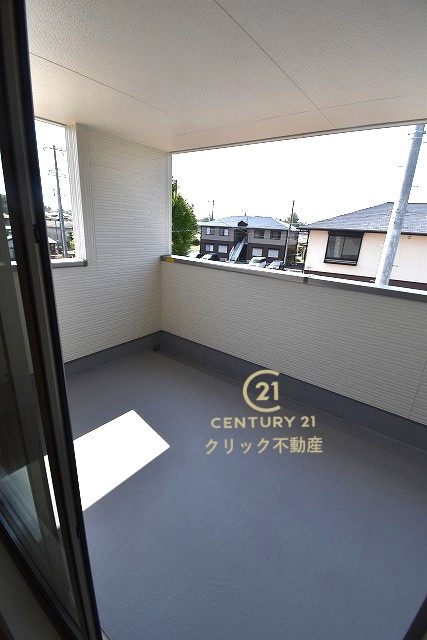 リーブルガーデン  水戸市見川　第14　1のバルコニー|インナーバルコニーなので、外出中の突然の雨でも安心してお洗濯ものを干しておけます！ちょっと気分転換に外の景色を眺めて深呼吸するだけでもいいですね。