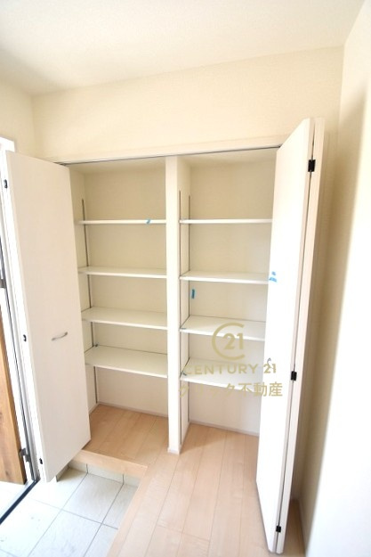 リーブルガーデン  水戸市見川　第14　1の玄関|たっぷり入る玄関収納です！扉の中は可動棚ですので、用途に合わせて高さを自由に変えることができます。