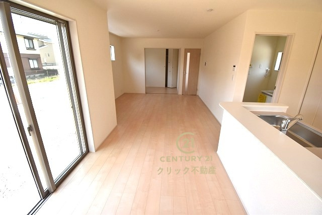 リーブルガーデン  水戸市見川　第14　1の居間・リビング|日差しあふれる明るいLDKです。インテリアショップで見掛けた「あの家具」も映えるかも！お気に入りの空間が寛ぎの時間を生み出します。