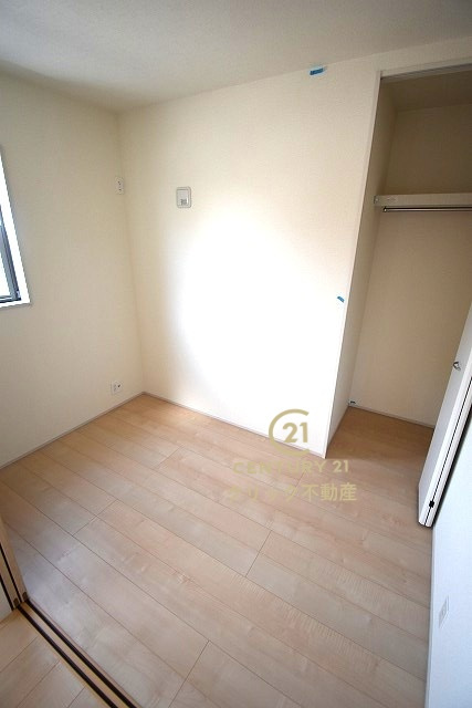 リーブルガーデン  水戸市見川　第14　1の洋室|1階洋室です。リビングとの間の引き戸を閉めて在宅ワークに、開放してキッズスペースに、など自由に空間を分けて使えます。収納も配備されております。