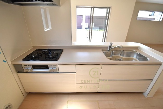 リーブルガーデン  水戸市見川　第14　1のキッチン|ワイドなカウンターと高い収納力で、ご夫婦で、またお子様と一緒に料理をするにも十分な広さ。高級感と清潔感漂うホワイト系が採用された、美しくお手入れしやすいシステムキッチンです。