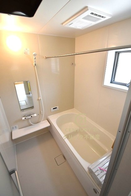 リーブルガーデン  水戸市見川　第14　1の浴室|浴槽への出入りが安全な低床タイプのユニットバスです。洗い場は滑りにくい速乾床ですので、お子様やご高齢の方にも安心です。自動お湯張りに追焚機能付きのオートバスです。