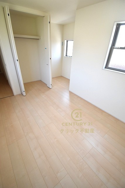 リーブルガーデン  水戸市見川　第14　1の洋室|折戸を開くと壁面クローゼット。衣類が横一列に並ぶためひと目で洋服が選びやすい！衣類をたくさんお持ちの方もスッキリ片付きます♪