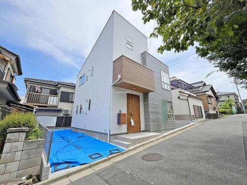 富士見市渡戸３丁目の中古一戸建の外観|LDKは広々18帖超！
三面採光で明るいゆとりの広さのくつろぎ空間です。