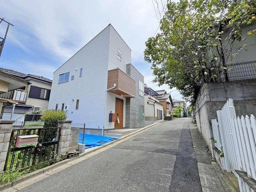 富士見市渡戸３丁目の中古一戸建の前面道路含む現地写真|間口が広く開放的な立地です。