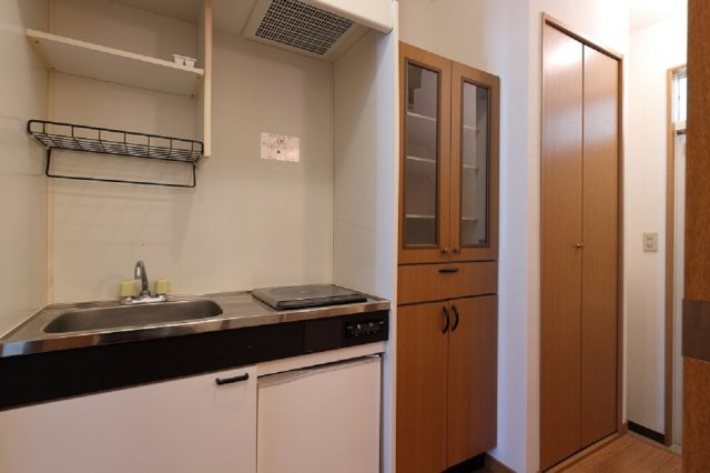 松屋北野坂ビルのキッチン|IH、食器棚