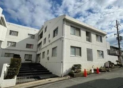 忍ケ丘クレセントヴィラF棟の外観|新しい生活にいかがでしょうか？外観はお住まいの顔になります。こだわりたいポイントですね。外壁塗装や屋根塗装のご相談も承っております。
■現地内覧・資金計画相談・住宅ローン相談もお問合せ受付中■