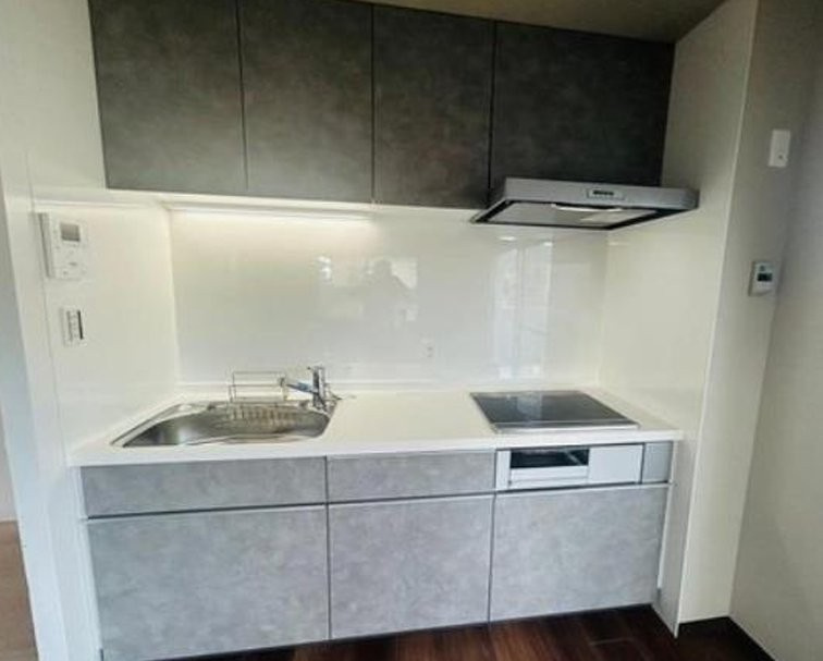 忍ケ丘クレセントヴィラF棟のキッチン|システムキッチン　IHクッキングヒーター
■物件内覧・資金計画相談・住宅ローン相談、リフォーム相談、お問合せ受付中■
※当日・翌日のご内覧、ご相談はお電話でのお問合せがスムーズです！