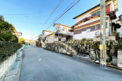 【前面道路含む現地写真】 | 宇治市広野町尖山　注文住宅　建築条件なし　土地 | 徒歩5分の太陽が丘・ふれあいの森(西ゲート)は散歩やジョギングなどにぴったりです♪
