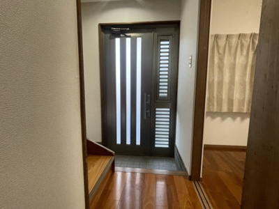 【玄関】 | 愛宕山貸家 | 明るい玄関です