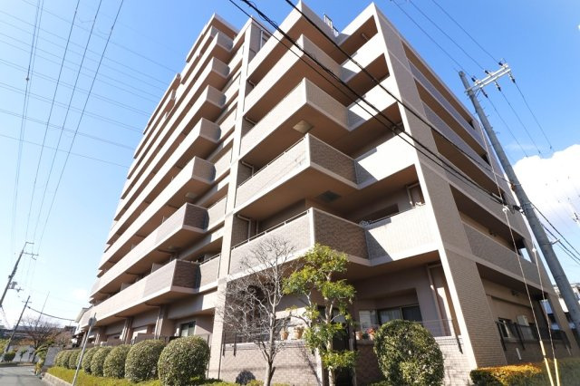 コージースクエア武庫之荘の外観|南西向きの明るい3LDK×2024年12月内装リフォーム済の中古マンションです。
即日内覧可能！皆様からのご連絡を心よりお待ちしております。