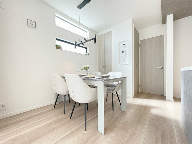 【その他】 | トラストステージ×カラーズ　練馬区西大泉2丁目9期　全26棟 | 【ご成約済み／ダイニング】
ゆったり開放的な空間でご家族と過ごすお家時間がより一層愉しいものとなりますように。
※画像には家具等のオプション商品も含まれます。