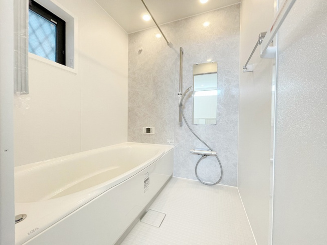 【その他】 | トラストステージ×カラーズ　練馬区西大泉2丁目9期　全26棟 | 【ご成約済み／浴室】
快適さと機能性を備えた理想の空間。高い保温性能を備えた浴室乾燥暖房機付システムバスで心地よいバスタイムを。寒い季節でも暖かく、清潔な空間を提供します。