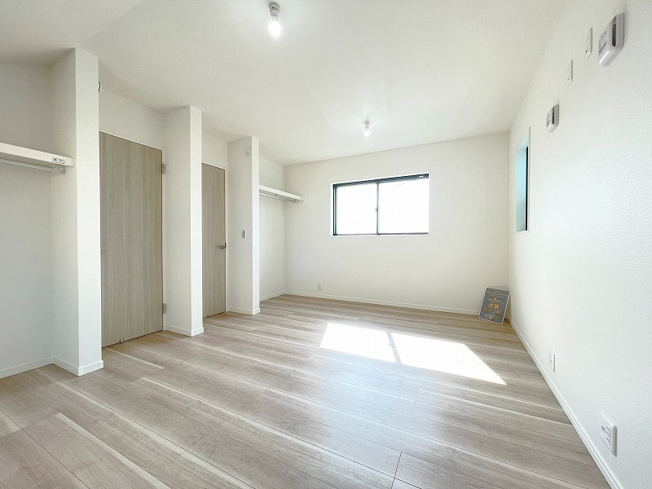 【その他】 | トラストステージ×カラーズ　練馬区西大泉2丁目9期　全26棟 | 【ご成約済み／洋室】
2つのドアが設置されたフレキシブルルーム。お子様が大きくなった際には2つのお部屋に分けることができる自由度の高い仕様です。(間仕切り壁/別途有償）