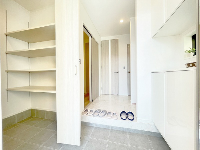 【その他】 | トラストステージ×カラーズ　練馬区西大泉2丁目9期　全26棟 | 【ご成約済み／玄関】
広々とした玄関スペース。帰宅したご家族やゲストを温かく出迎えます。