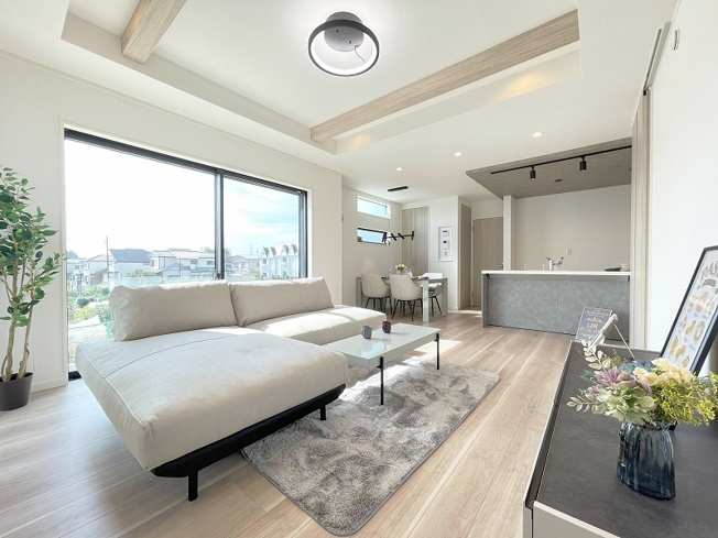 【その他】 | トラストステージ×カラーズ　練馬区西大泉2丁目9期　全26棟 | 【ご成約済み／リビング】
ゆったりとくつろげる和み空間。広いリビングはソファー等の大きな家具も楽々置くことができます。
※画像には家具等のオプション商品も含まれます。