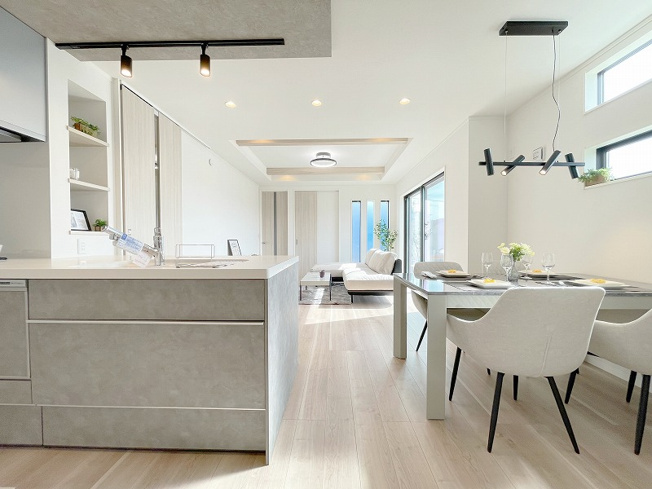 【その他】 | トラストステージ×カラーズ　練馬区西大泉2丁目9期　全26棟 | 【ご成約済み／リビング】
調理中もリビングやダイニングにいるお子様に目を配れるオープンな空間。
※画像には家具等のオプション商品も含まれます。