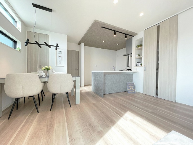 【その他】 | トラストステージ×カラーズ　練馬区西大泉2丁目9期　全26棟 | 【ご成約済み／リビング】
風通しがよく、暖かな光に包まれる暮らし。
※画像には家具等のオプション商品も含まれます。