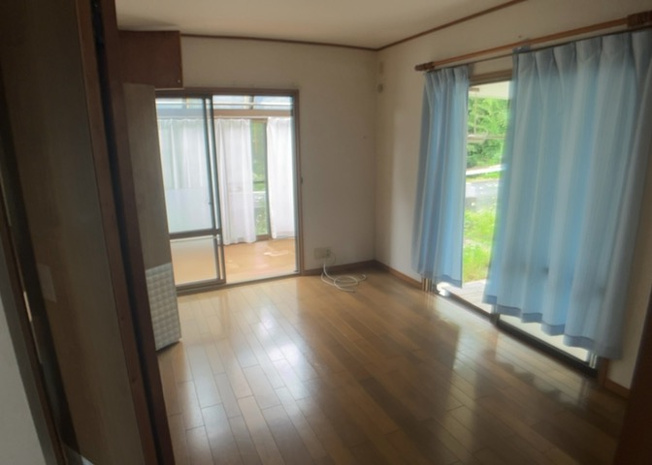 【居間・リビング】 | 直線タイプはLとDKを一直線に並べた形で対面キッチンのタイプです。一般的なのでよく見かけるかもしれません。直線タイプに似た直接アイランドタイプは、キッチンとダイニングの間に壁がない分広く感じられます。