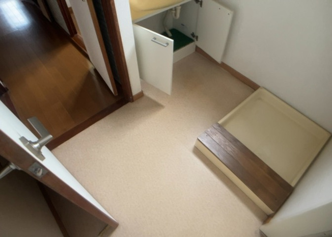 【脱衣所】 | 多くの戸建て住宅で見かける洗面脱衣所は、洗面台と洗濯機が2畳ほどのスペースに並べられていて、洗面所が脱衣所を兼ね備えている間取りが一般的です。お客様が利用することもある、パブリックな空間でもあります。