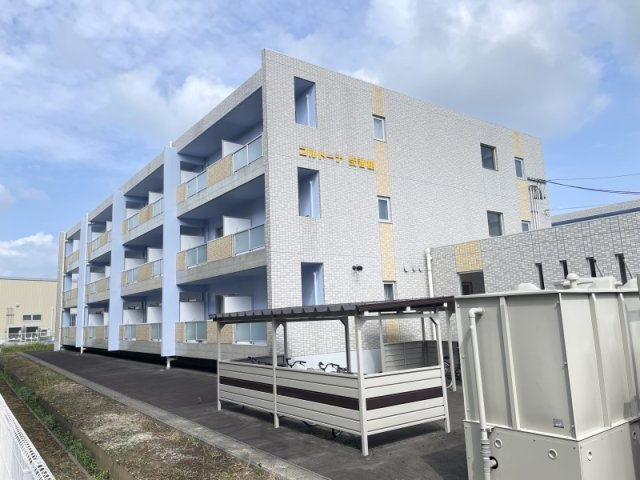 コルトーナ弐番館の外観|白タイルの端正な佇まい。
“落ち着いて暮らせそう”が、ひと目で伝わる安心感。