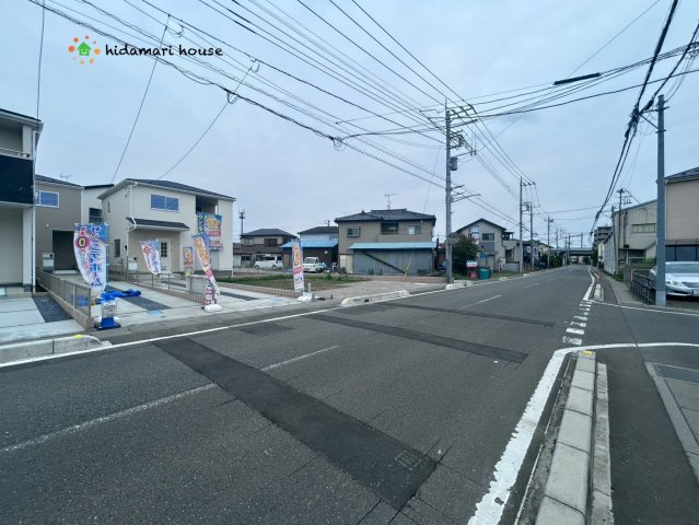 伊奈町中央2丁目　新築戸建　リーブルガーデン02の前面道路含む現地写真