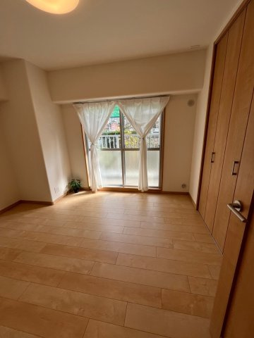 シャルム堺の寝室|落ち着いた色調の寝室です