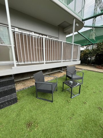 シャルム堺の庭|一階角部屋のため、広いバルコニーと専用庭がございます