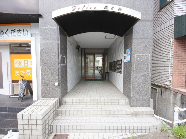 フェリス東生駒のエントランス