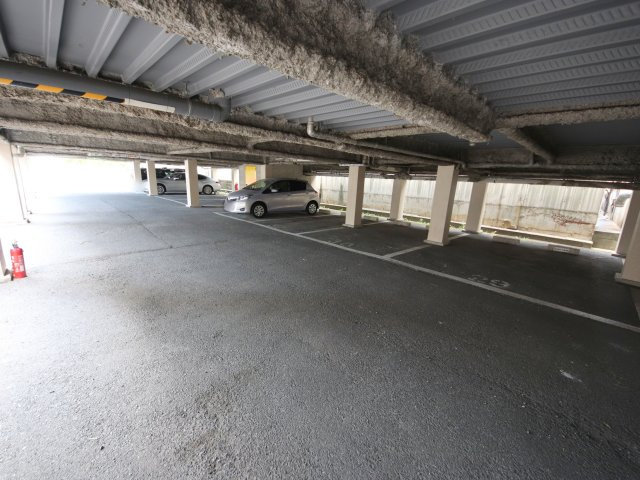 フェリス東生駒の駐車場