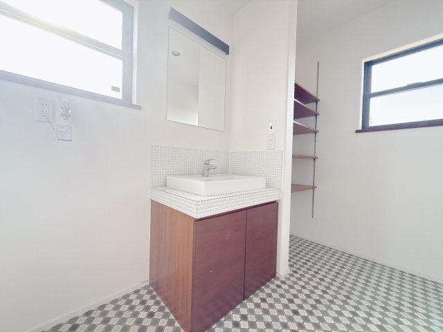 【中古戸建】渋川市北橘町下南室の独立洗面台|■洗面室｜洗濯機を置いてもゆとりある広さの洗面脱衣室です♪三面鏡の洗面化粧台なので身支度もしやすくおしゃれが好きな方にも嬉しい設計です♪窓があるので換気の際も楽ちんです