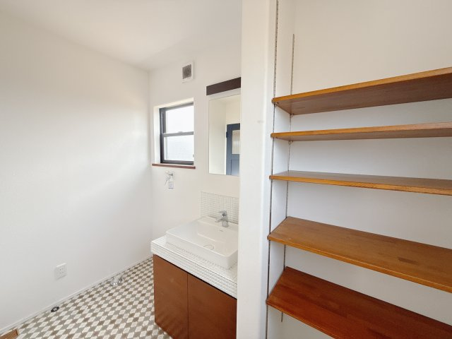 【中古戸建】渋川市北橘町下南室の独立洗面台|■洗面室｜リネンスペースには、タオルやバスタオル・着替えなどが置けるので大変便利です♪買い置きした洗剤もしまえてどんな時も綺麗な状態を保てます♪