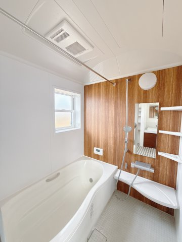 【中古戸建】渋川市北橘町下南室の浴室|■浴室｜大人が足を伸ばしても入れる広々浴槽ですので、肩まで浸かって体全体をしっかり温められます。大きな窓がついておりますので、湿気で篭りがちなバスルームも換気することができます( ＾＾ )