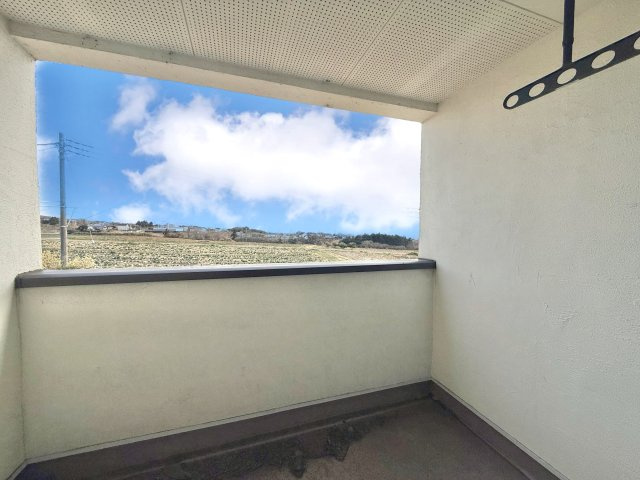 【中古戸建】渋川市北橘町下南室のバルコニー|■バルコニー｜沢山の洗濯物も天候に左右されず干せますし、休日にはソファーを置いてゆっくり過ごすことも可能です♪一目を気にせず皆でバーベキューもいいですね♪