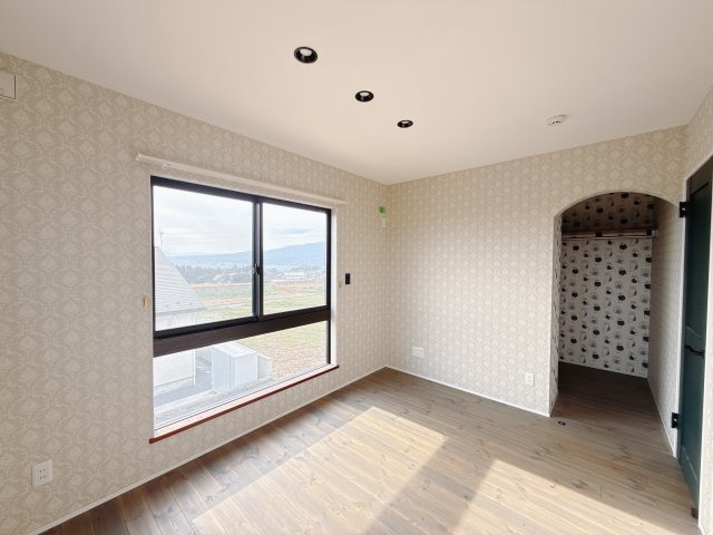 【中古戸建】渋川市北橘町下南室の寝室|■主寝室｜広い寝室ならインテリアも自由自在にお楽しみいただけます♪お外から帰ってきた後は寝室でゆっくり自分の時間をお過ごしください。