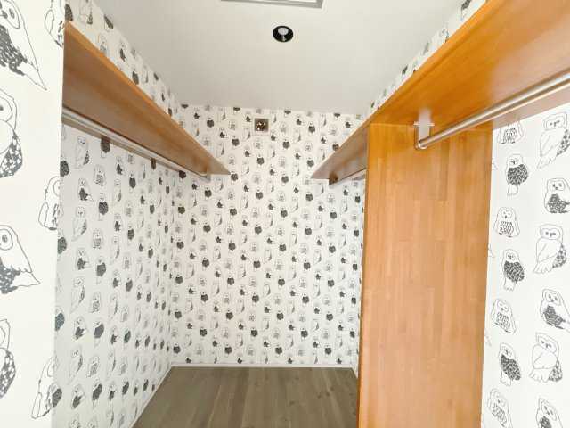 【中古戸建】渋川市北橘町下南室の収納|■WIC｜主寝室には夢のウォークインがございます♪お洋服やバッグだけでなく、増えていくお洋服やご家族での思い出の品もしっかりと収納します( ＾＾ )