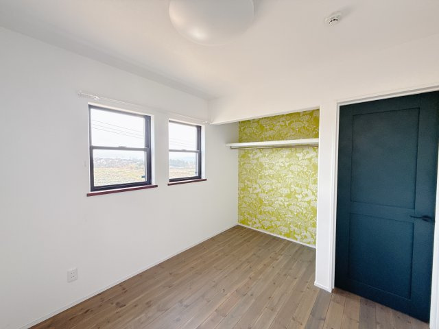 【中古戸建】渋川市北橘町下南室の洋室|■2階洋室｜お子様の一人部屋にピッタリな洋室。木のぬくもりを感じるフローリングは、天然木の味わいが時とともに深みを増していきます。また、傷にも強く、フリーワックスでお手入れもラクラクです♪