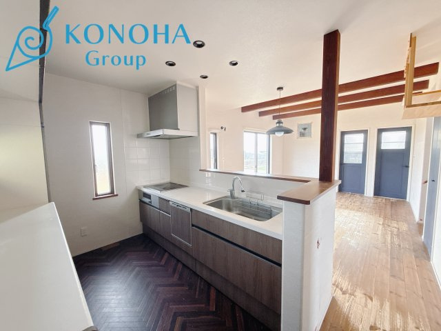 【中古戸建】渋川市北橘町下南室の居間・リビング|■リビング｜出来上がった料理を運びやすいダイニング♪お料理中も家族との会話がはずみます♪