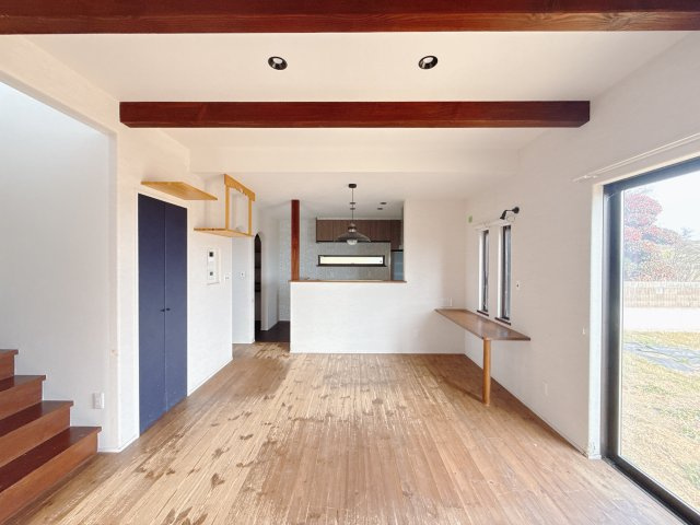 【中古戸建】渋川市北橘町下南室の居間・リビング|■リビング｜窓から射し込む陽射しが縦横に広がり、あたたかな空間が形づくられています。ここはご家族の笑顔集まる憩いの空間です( ＾＾ )