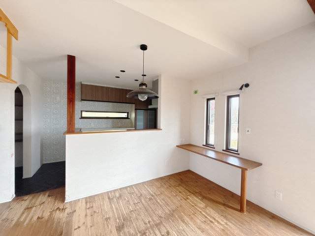 【中古戸建】渋川市北橘町下南室のダイニング|■ダイニング｜お家にいるけどおしゃれなカフェに来ているような感覚になってしまうカフェカウンター☆ご家族ひとりひとりがお気に入りの過ごし方を楽しめる空間です♪