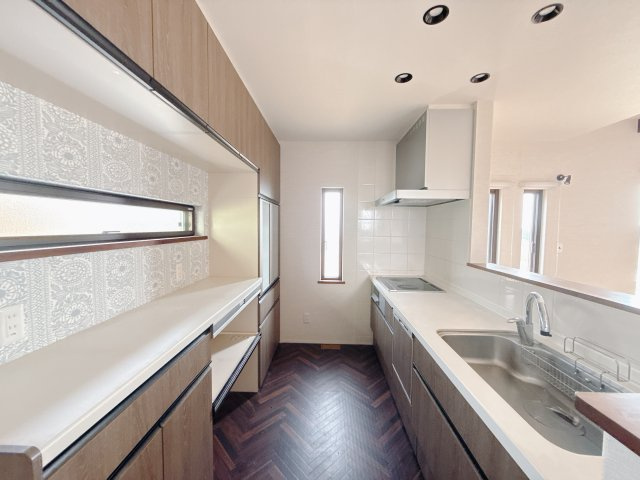 【中古戸建】渋川市北橘町下南室のキッチン|■キッチン｜ワークトップ下には、圧力鍋やパスタ鍋などのかさばる調理器具もラクラク収納可能なスライド収納！ものが溢れがちなキッチン回りもスッキリきれいに管理ができます♪