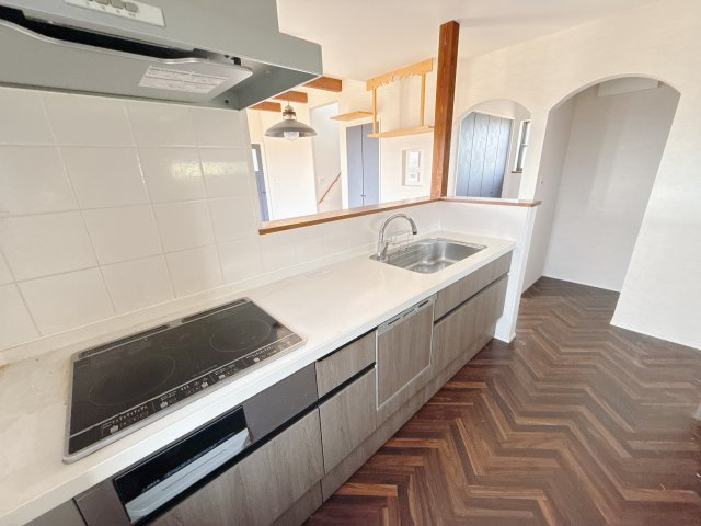 【中古戸建】渋川市北橘町下南室のキッチン|■キッチン｜大きなお鍋や調理用具のも出し入れラクラクな収納がたっぷり！毎日使う場所だからこそ、無理のない姿勢で作業できるのは嬉しいポイントですね(*＾＾*)♪