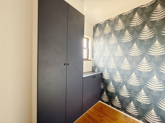 【中古戸建】渋川市北橘町下南室の玄関|■玄関｜毎日の「いってらっしゃい」や「お帰りなさい」を大切なご家族と過ごす玄関は〈使いやすさ〉を追求しております。玄関横の物入は急な来客時でもさっとお片付けできるスペースを確保しています。