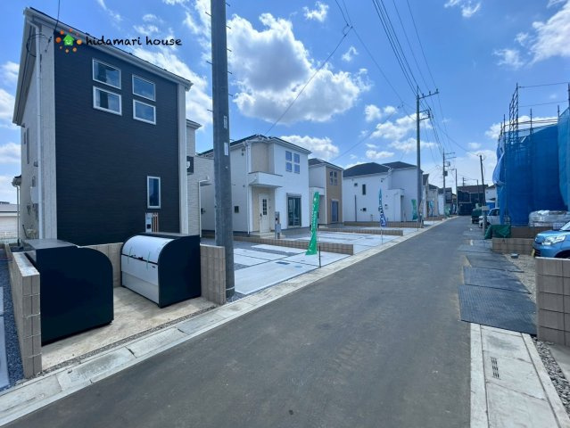 上尾市瓦葺12期　新築戸建　グラファーレ03の前面道路含む現地写真