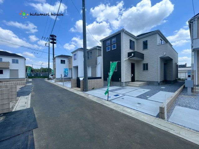 上尾市瓦葺12期　新築戸建　グラファーレ03の前面道路含む現地写真
