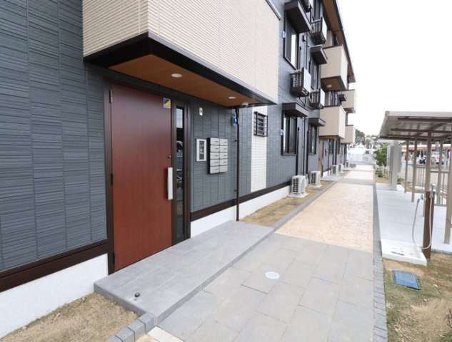 熊本市東区石原２丁目のアパートのエントランス