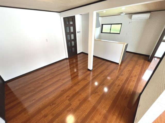 長生郡睦沢町川島　中古戸建の居間・リビング|令和6年7月内外装リフォーム済み 敷地約102坪 ３LDK  システムキッチン・ユニットバス