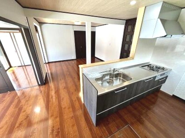 長生郡睦沢町川島　中古戸建のキッチン|令和6年7月内外装リフォーム済み 敷地約102坪 ３LDK  システムキッチン・ユニットバス