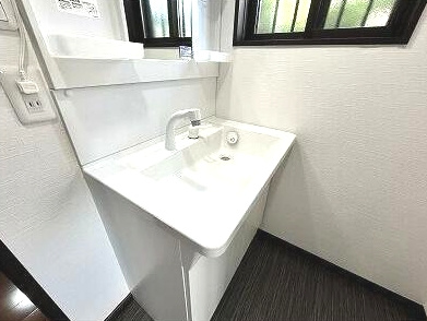 長生郡睦沢町川島　中古戸建の独立洗面台|令和6年7月内外装リフォーム済み 敷地約102坪 ３LDK  システムキッチン・ユニットバス