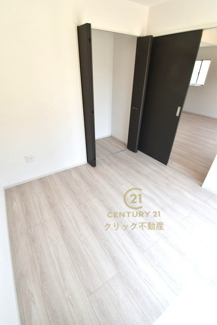 ケイアイフィット　ひたちなか市稲田　4期 　1の洋室|折戸を開くと壁面クローゼット。衣類が横一列に並ぶためひと目で洋服が選びやすい！衣類をたくさんお持ちの方もスッキリ片付きます♪